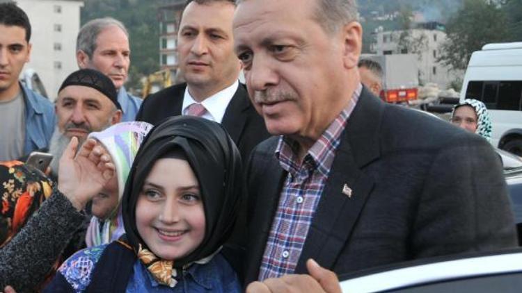 Cumhurbaşkanı Erdoğanın makam aracı önünde izdiham (2)