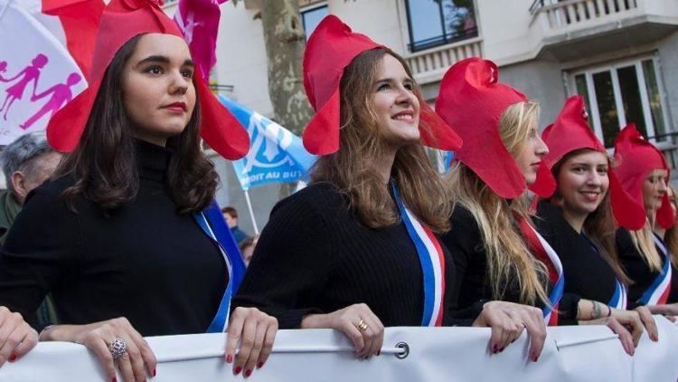 Paris’te eşcinsellere evlilik hakkı tanıyan yasa protesto edildi