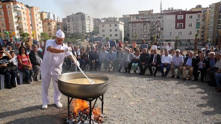 Bucada aşure el ele karıldı