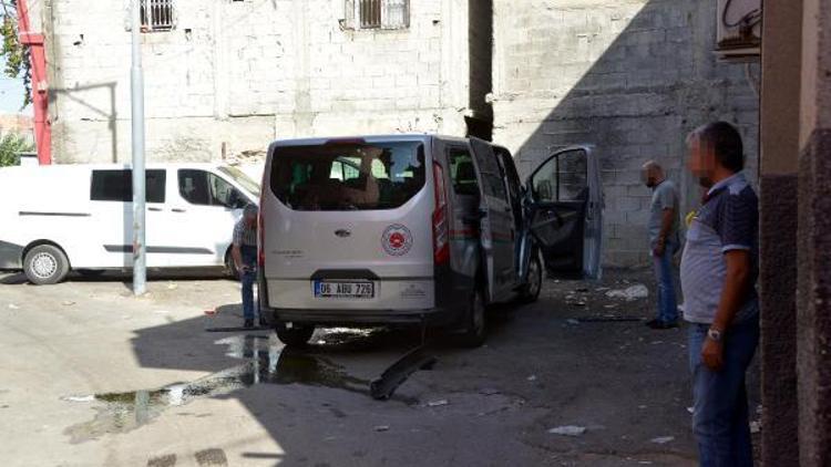 Keşif heyetine el yapımı patlayıcı attılar, 2 memur yaralandı