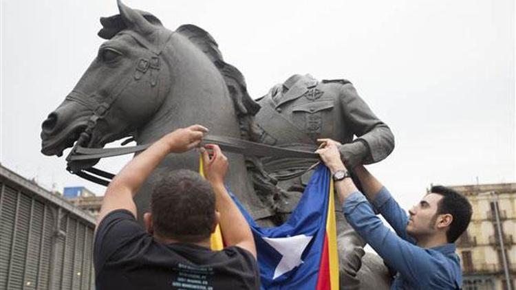 Başsız Franco heykeli tepkiye neden oldu