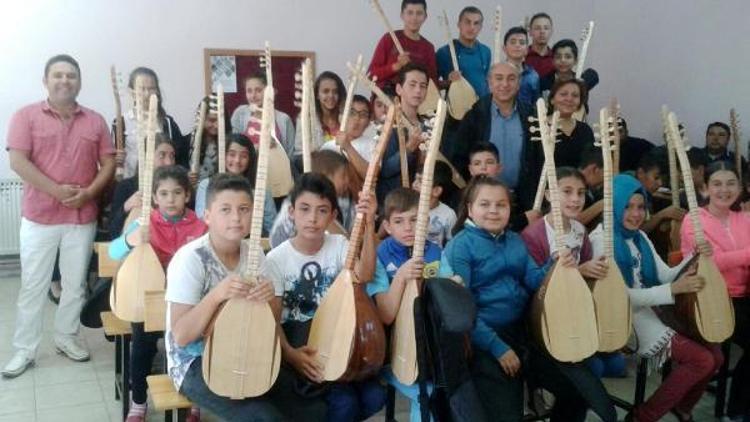 Yenişarbademlide öğrencilere bağlama kursu