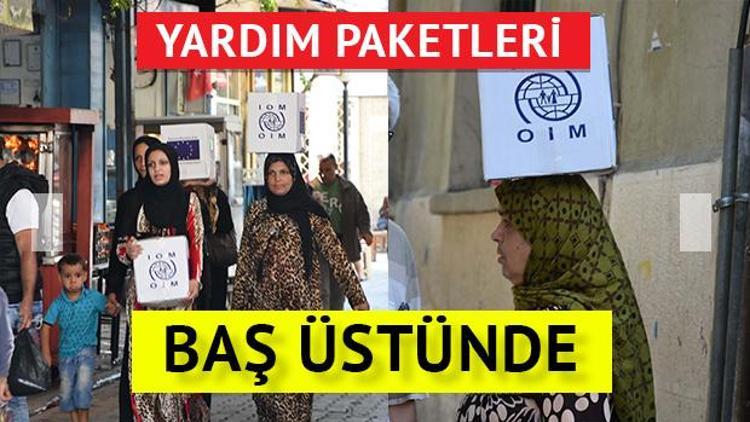 Yardım kolilerini başları üzerinde taşıdılar