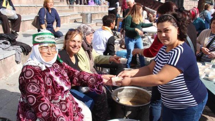 Dokuz kazan aşure dağıttılar