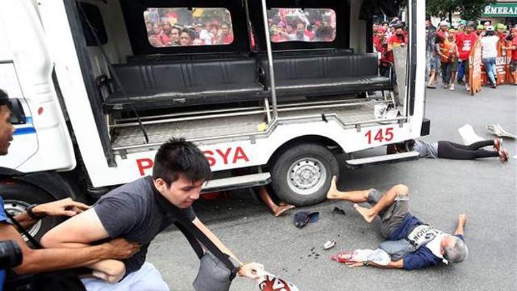 Filipinlerde polis aracı protestocuların arasına daldı