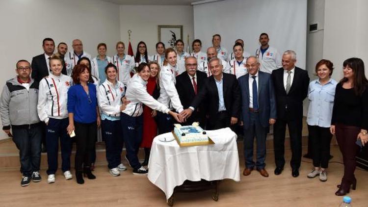 Çanakkale Belediyespor, kupayla Belediye Başkanı Gökhana gitti
