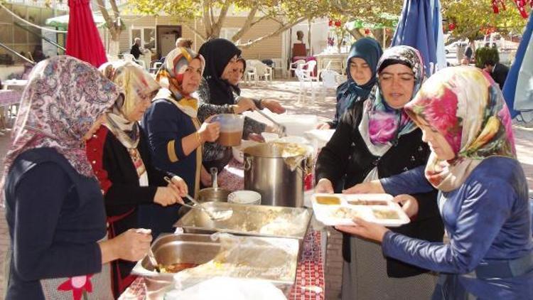 Şehit aileleri ve gaziler aşure dağıttı