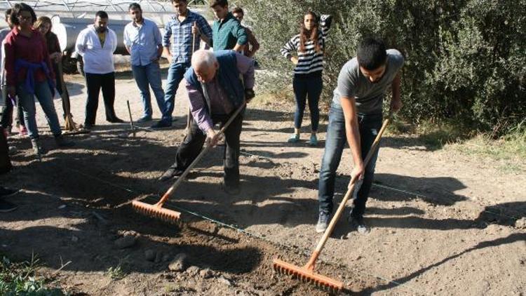 Derste dinleyip kampüste ekiyorlar