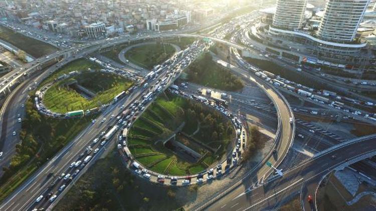 Mahmutbey kavşağında trafik yoğunluğu artarak sürüyor