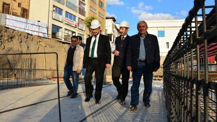Başkan Özcan, semt pazarında incelemelerde bulundu