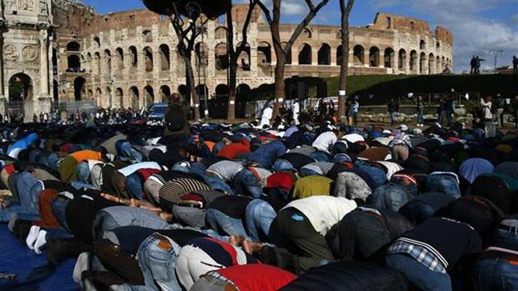 Romada Müslümanlar protesto için Kolezyumun önünde namaz kıldı