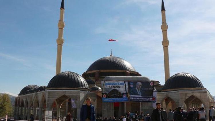 MAKÜ Camiinde ilk namaz