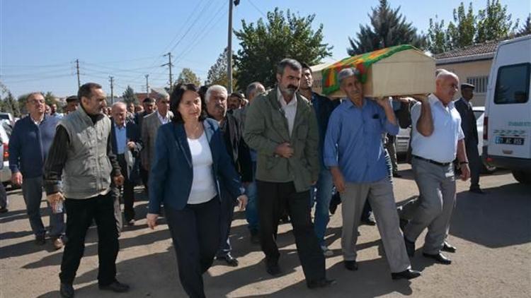 HDP milletvekili PKKlı teröristin cenazesine katıldı