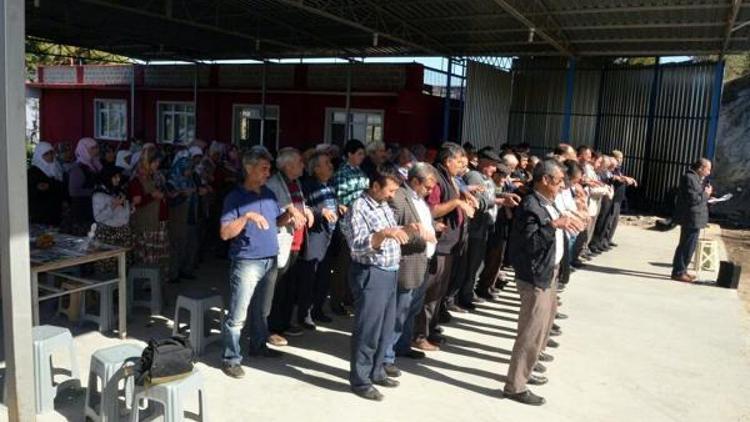 Yağmuru yetersiz bulan çiftçi ellerini gökyüzüne açtı