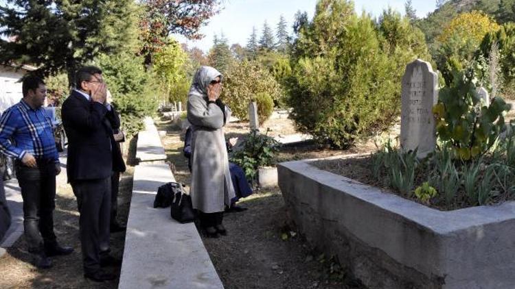 Davutoğlu çiftinden mezarlık ziyareti