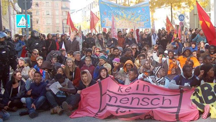 Münih’te binlerce kişi yeni Uyum Yasası’nı protesto etti