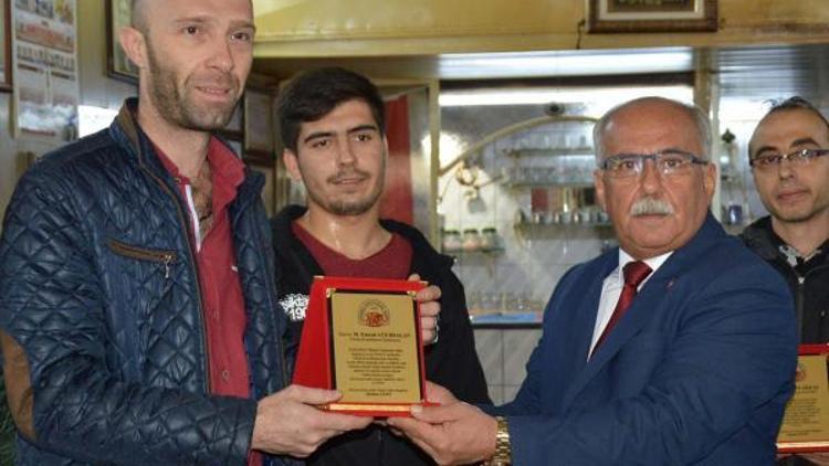 Örnek davranan kahvene işletmecisi ve çalışanlarına plaket