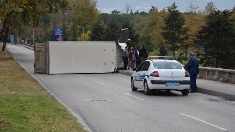 Kamyonet devrildi, yol trafiğe kapandı