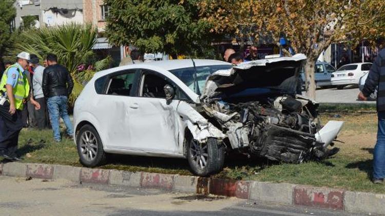 Kırmızı ışıkta geçen otomobil traktöre çarptı: 3 yaralı