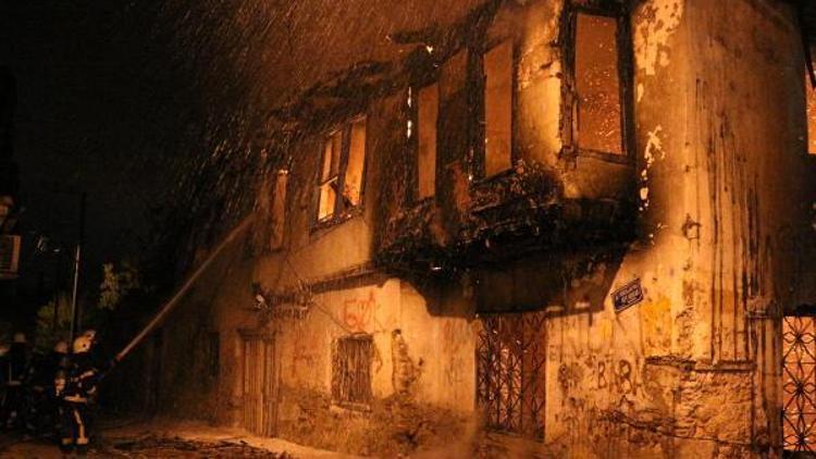 Antalyada ahşap ev, yandı