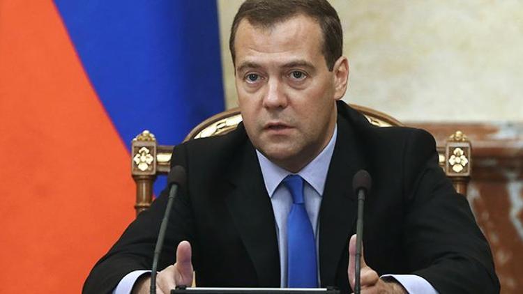 Medvedevin bulunduğu salon patlama sesi nedeniyle boşaltıldı