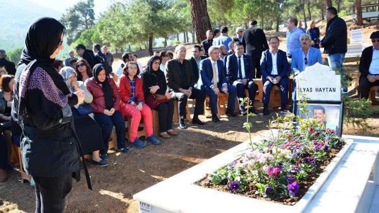 Gülen adam mezarı başında anıldı