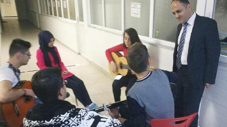 KOMEK kursiyerlerinden Başkan Özaltun’a gitar resitali