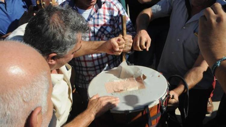 Müzisyenler, sokak düğünlerinin yasaklanmasını protesto etti