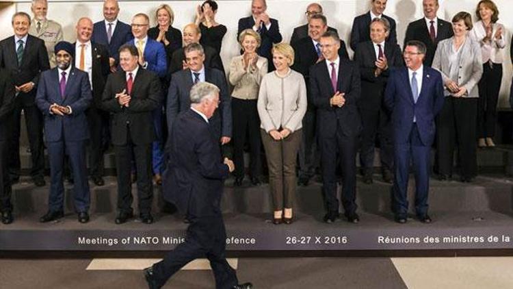 NATO savunma bakanları aile fotoğrafı çekiminde renkli anlar