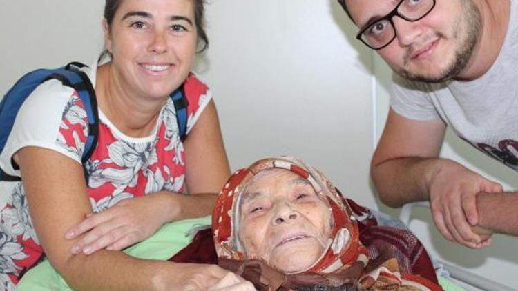 100 yaşında ayağını kırdı bir ay sonra hastaneden yürüyerek çıktı