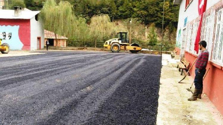 Altınordu Belediyesi Gerce ilkokulu bahçesini sıcak asfalt ile kapladı