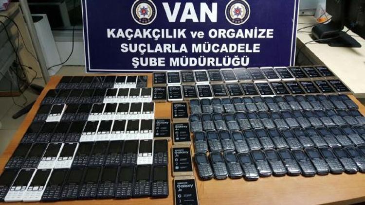 Vanda kargo merkezinde kaçak 146 telefon ve nargile tütünü ele geçirildi