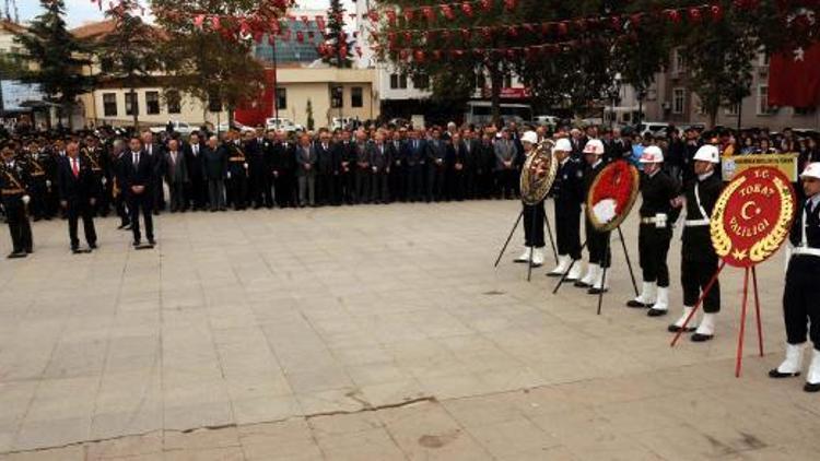 Sivas ve Tokatta Atatürk Anıtına çelenk sunuldu