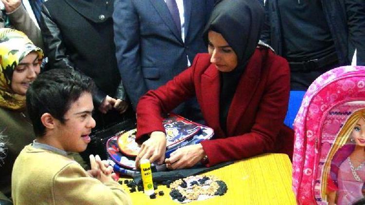 Başbakan Binali Yıldırımın kardeşi ve kızı, Ardahanda Kızılayın kırtasıye yardımını dağıttı (2)