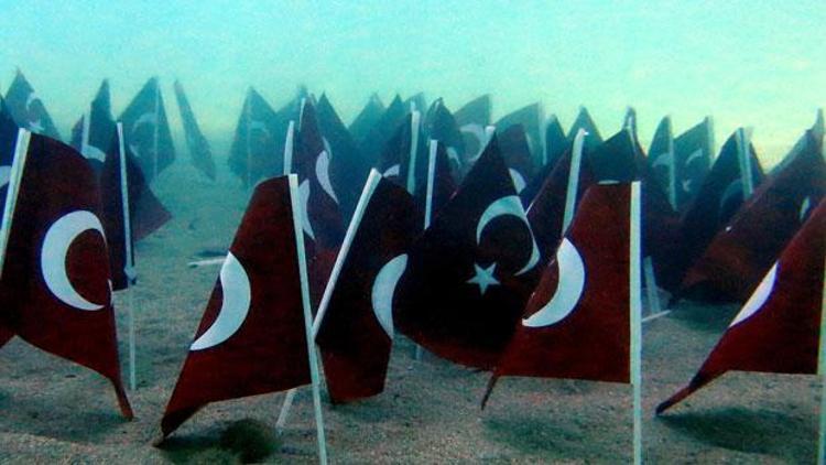 Denizin dibine 93 Türk Bayrağı