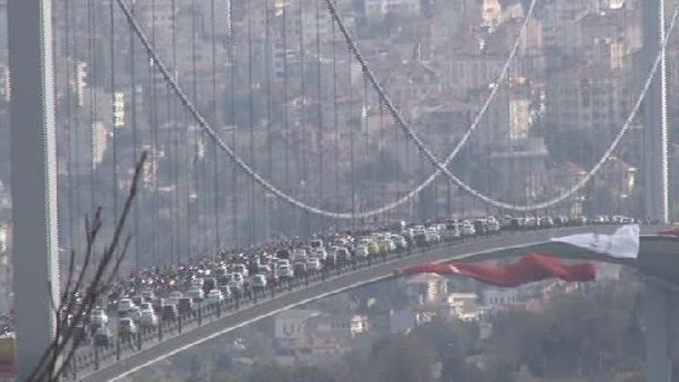 Yüzlerce motosikletliden köprüde Cumhuriyet coşkusu