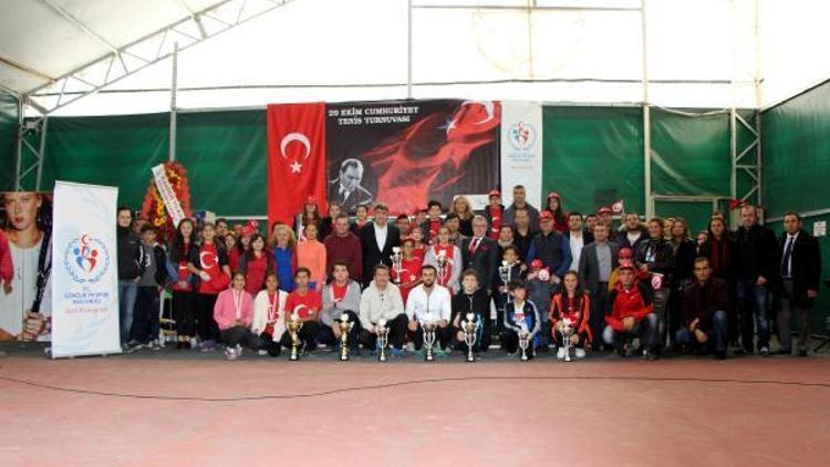 Cumhuriyet Tenis Turnuvası şampiyonlarına kupa