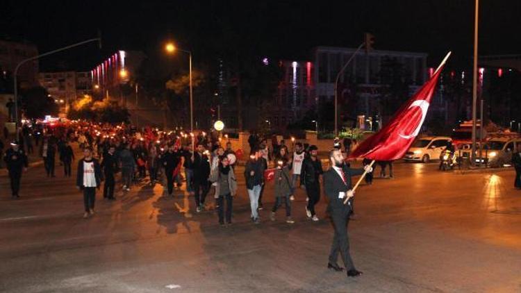 Cumhuriyetin 93ncü yıldönümünü fener alayı ile kutlandı