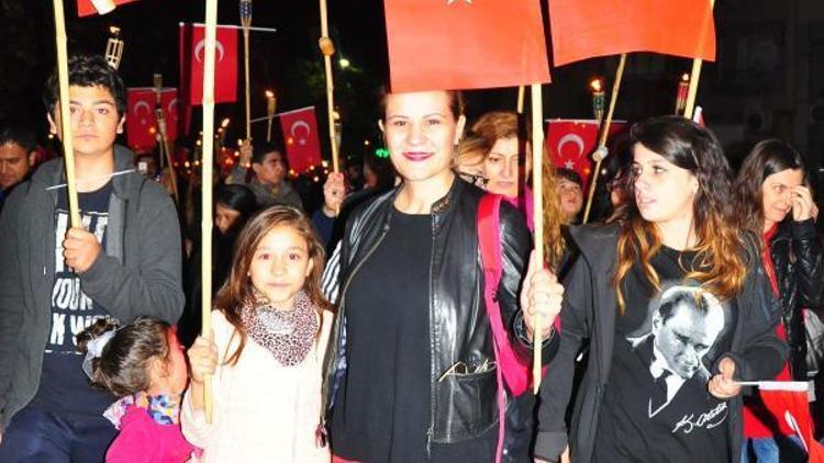 Manisada Cumhuriyet Bayramı 10 bin kişilik fener alayı ile kutlandı