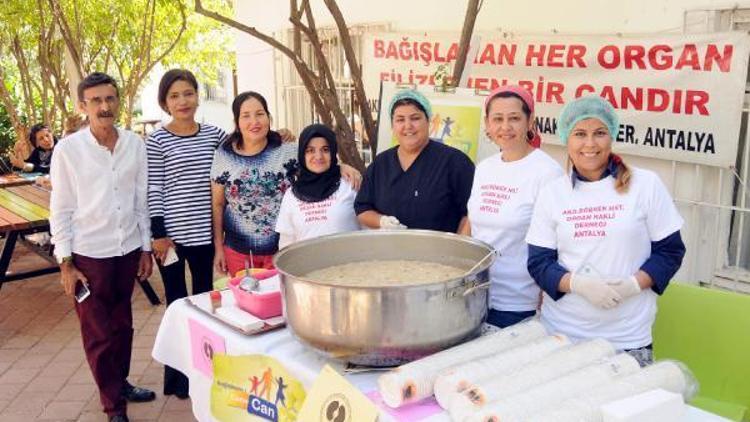 Dernekten aşure dağıtımı