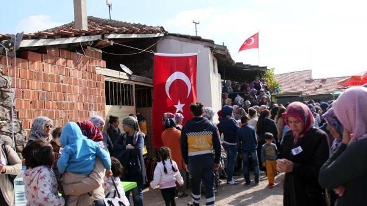 Uşaklı şehit onbaşının evi taziye ziyaretine gelenlerle doldu (2)