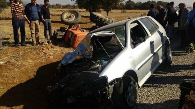 Otomobilin çarptığı traktörün sürücüsü öldü