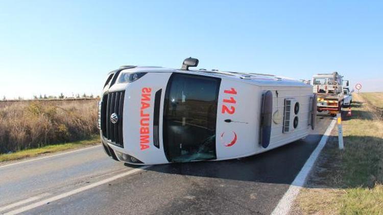 Edirnede ambulans devrildi, sürücüsü yaralandı