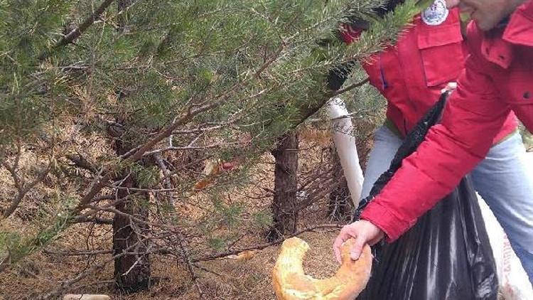 Gençler doğaya ekmek bıraktı