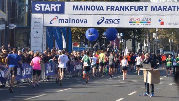 Frankfurt Maratonunda binlerce atlet koştu