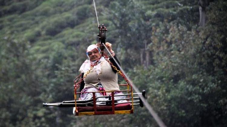 Rizede kumaların teleferikle tehlikeli yolculuğu