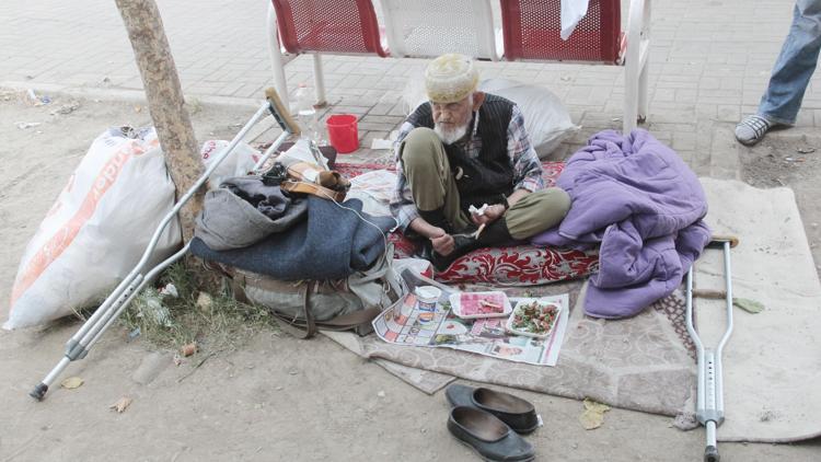 Parkta kalan yaşlı adamın hesabından servet çıktı