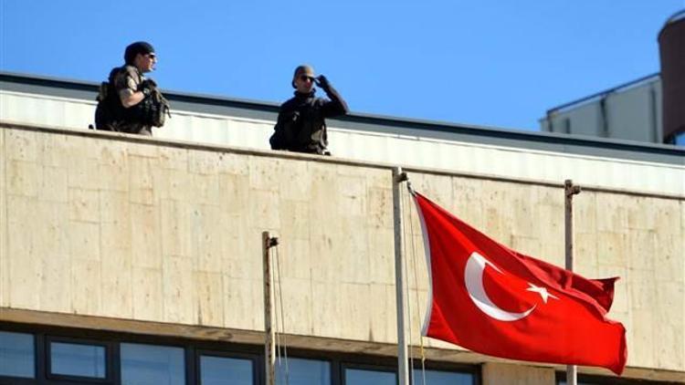 Bomba araması yapıldı, çatıya Özel Harekat yerleştirildi