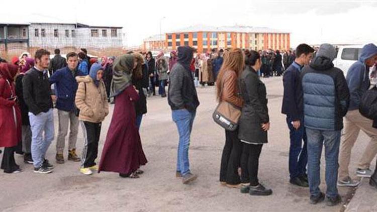 Atatürk Üniversitesi’nde yemek kuyruğu