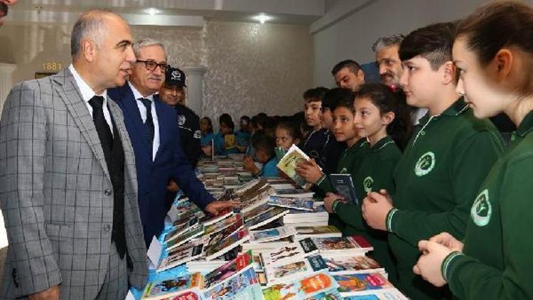 Giresun’da 4 okula bin kitap